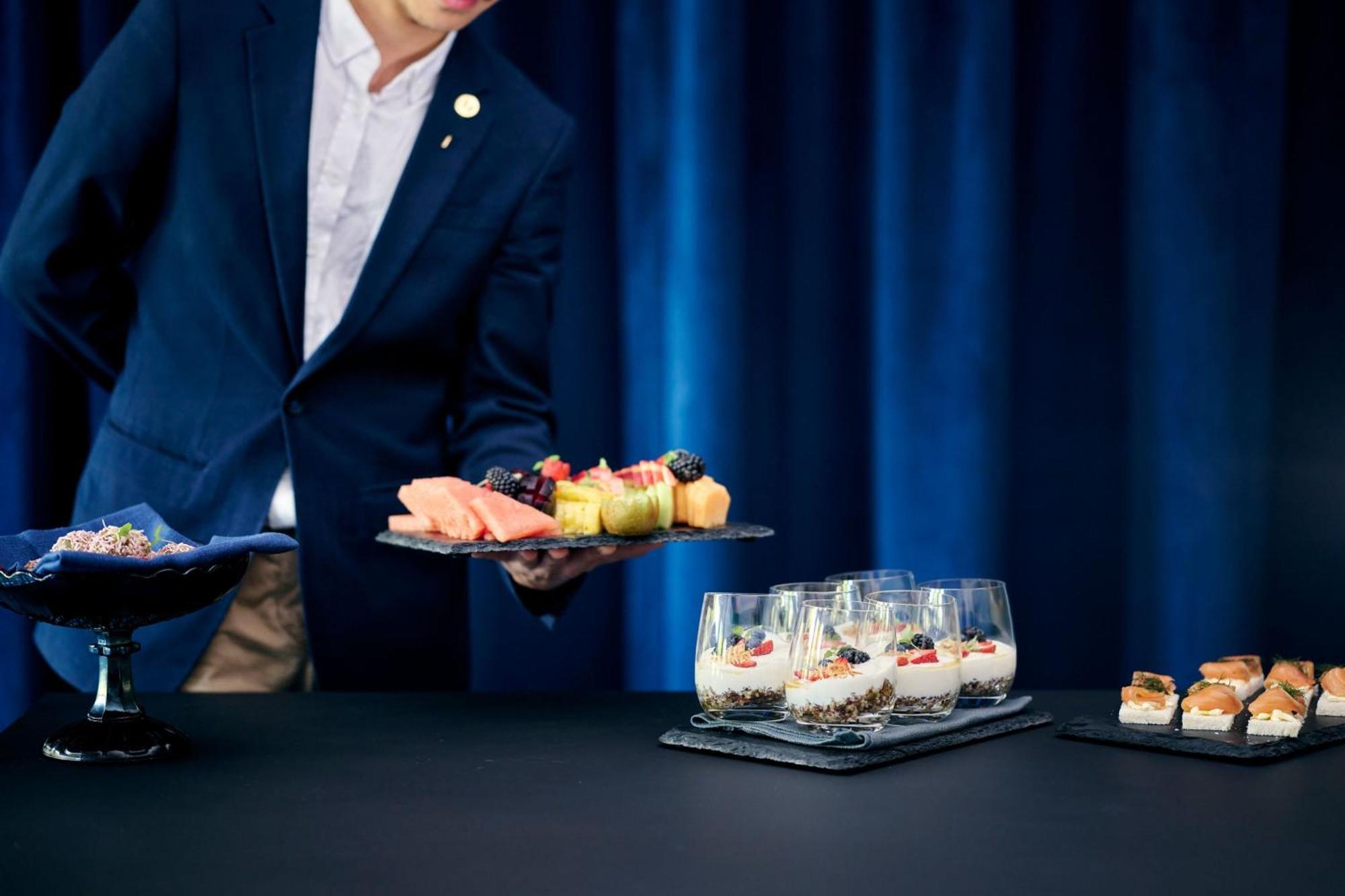 Midnight Hotel, Autograph Collection Canberra Luaran gambar A butler serving food