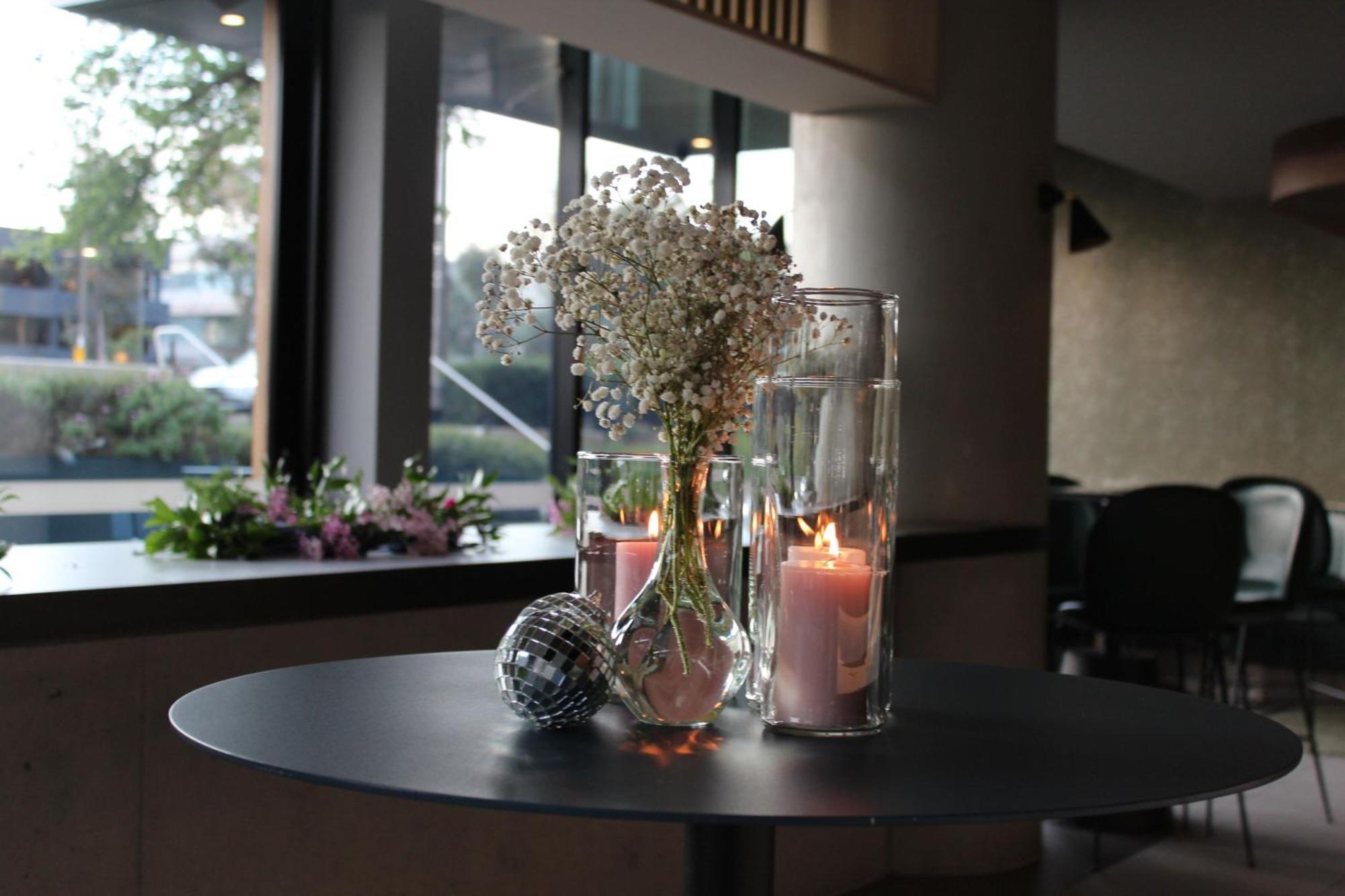 Midnight Hotel, Autograph Collection Canberra Luaran gambar A table with a centerpiece