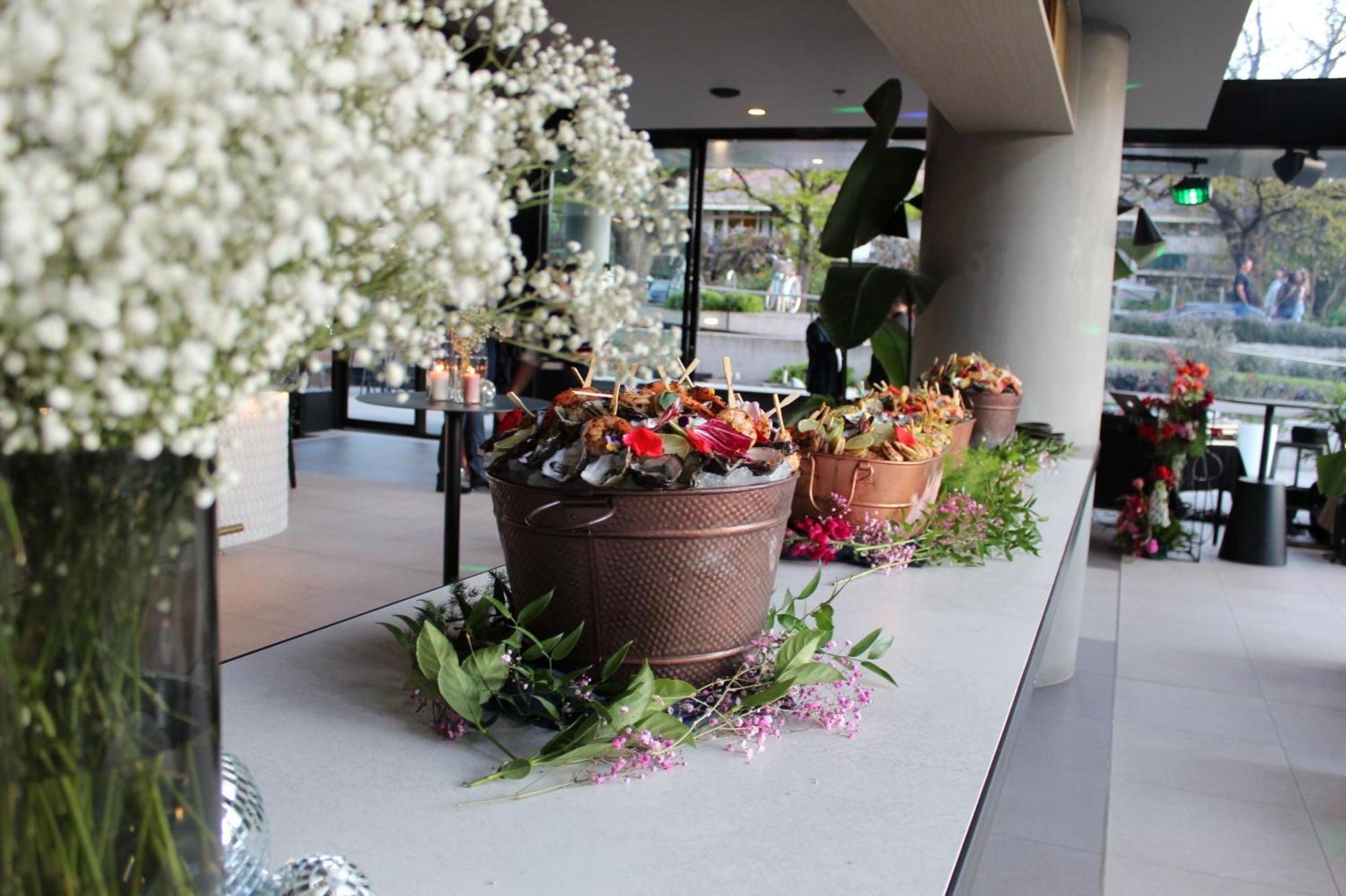 Midnight Hotel, Autograph Collection Canberra Luaran gambar Flower arrangement at the entrance of the hotel