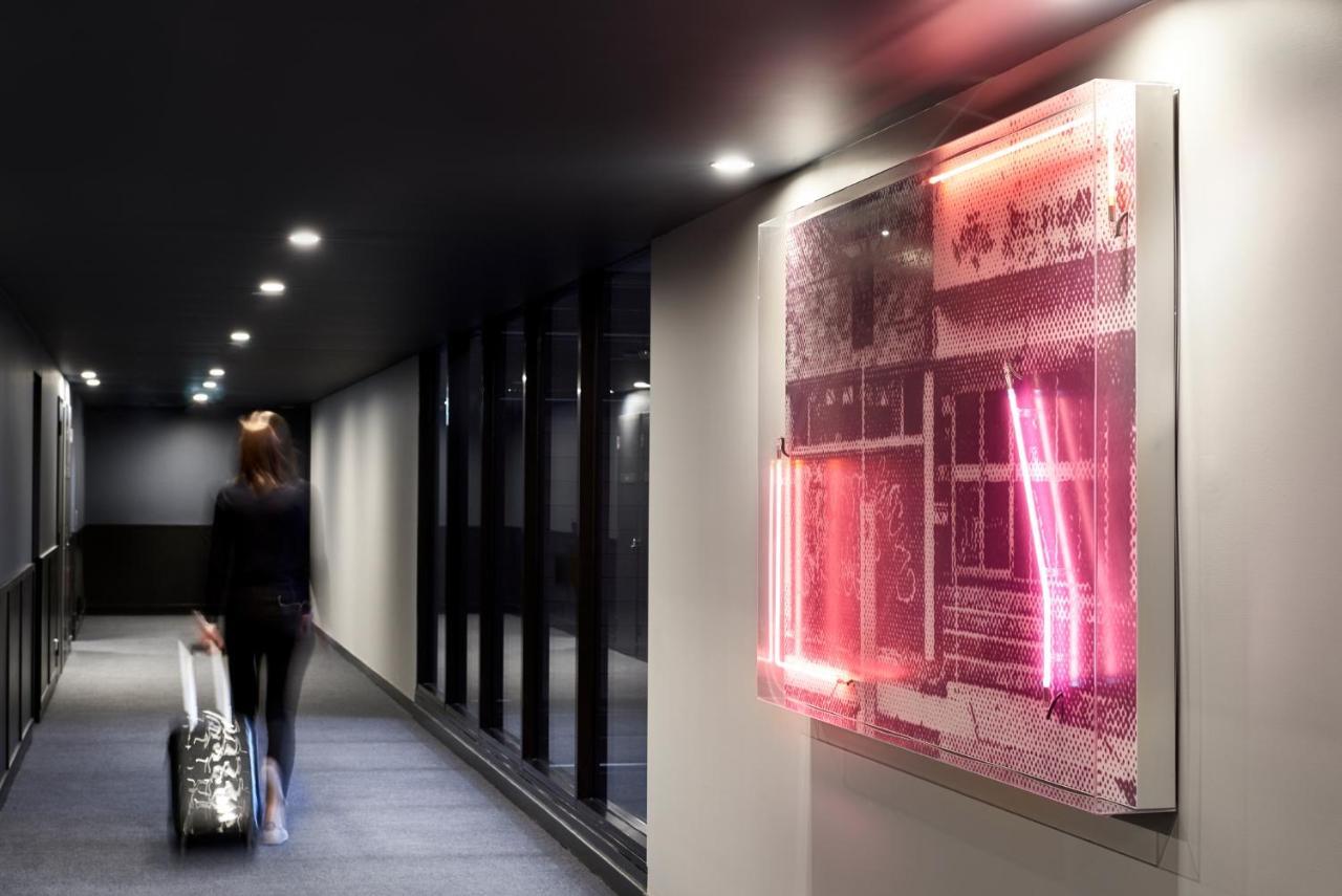 Midnight Hotel, Autograph Collection Canberra Luaran gambar Installation of the artwork "The Red Room" at the InterContinental London Park Lane
