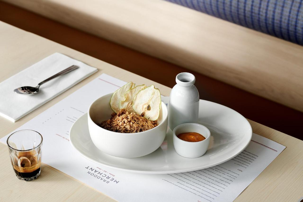 Midnight Hotel, Autograph Collection Canberra Luaran gambar A bowl of granola with milk and honey